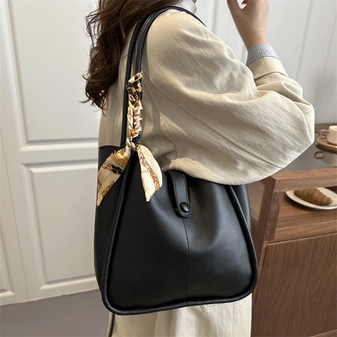 Damen Tote Tasche Große Kapazität Weiches PU Leder Minimalistische Schultertasche Mit Dekorativem Bedrucktem Schal