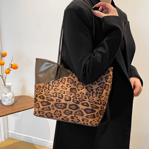 Τσάντα Tote Με Λεοπάρ Σχέδιο Καμβάς Δέρμα PU Patchwork Μεγάλη Χωρητικότητα Τσάντα Ώμου Με Λούτρινο Μενταγιόν Καρδιά