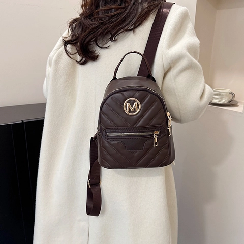 Zaino Mini da Donna in Pelle PU con Trapuntatura a V Motivo Chevron Logo M Dorato Chiusura a Cerniera Casual Viaggio Quotidiano
