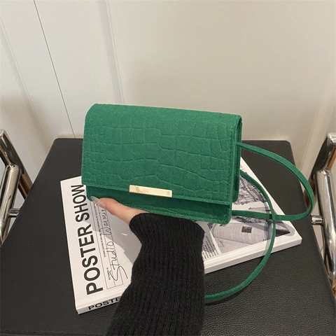 Women Crocodile Pattern Crossbody Bag Croco Embossed PU Leather Square Shoulder Bag Gold Metal Bar Chic Flap Handbag