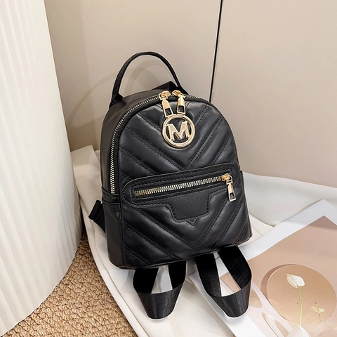 Zaino Mini da Donna in Pelle PU con Trapuntatura a V Motivo Chevron Logo M Dorato Chiusura a Cerniera Casual Viaggio Quotidiano