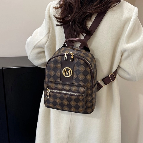 Mochila de Moda Mini para Mujer Cuero PU Entramado de Diamantes Monograma M Bolso de Viaje Moderno Bolso de Hombro Pequeño Logo Metálico