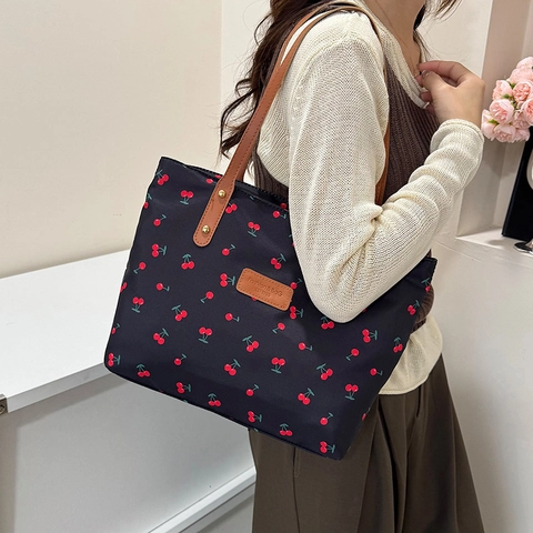 Borsa Tote Grande Da Donna Stampa Ciliegia Nylon Pelle Tracolla Casual Per Pendolari Quotidiani Versatile Dolce