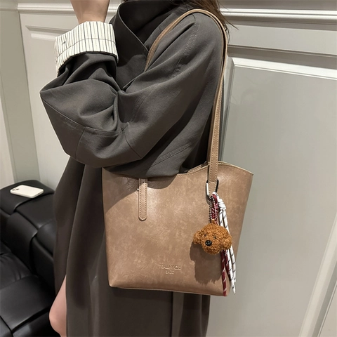 Large Capacity Tote Bag For Women Vintage PU Leather Shoulder Bag Casual Minimalist Handbag With Plush Puppy Charm