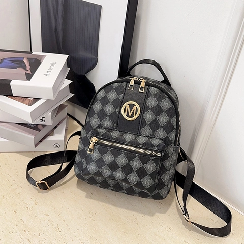 Mochila de Moda Mini para Mujer Cuero PU Entramado de Diamantes Monograma M Bolso de Viaje Moderno Bolso de Hombro Pequeño Logo Metálico