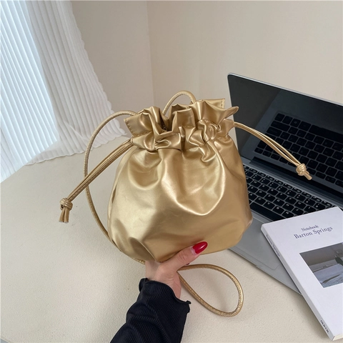 Borsa a Secchiello in Pelle PU Con Coulisse Design di Nicchia Borsa a Tracolla Cloud Borsa per Cellulare Mini Borsa a Spalla Donna