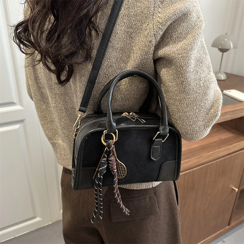 Vintage Damen Boston Tasche PU Wildleder Nähte Crossbody Tasche Tennisracket Anhänger Handtasche Urban Einfache Mode Handtasche