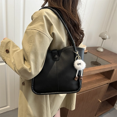 Grand Sac Fourre-tout En Cuir PU Pour Femmes Style Rétro Minimaliste Sac à Épaule Avec Pendentif En Peluche Mignon