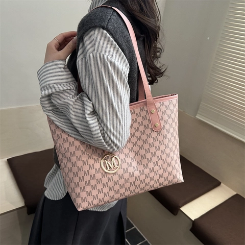 Sac Fourre-Tout Mode Grande Capacité En Cuir PU Imprimé Monogramme Lettre M Pendentif En Métal Sac À Épaule Pour Femmes