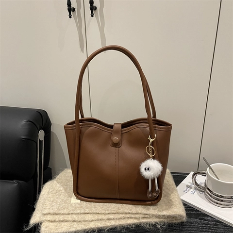 Grand Sac Fourre-tout En Cuir PU Pour Femmes Style Rétro Minimaliste Sac à Épaule Avec Pendentif En Peluche Mignon