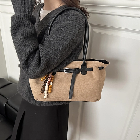 Vintage Suède Tote Bag Voor Vrouwen Grote Capaciteit Schoudertas Met Kralenhanger Minimalistische Onderarm Woon-werkverkeer Tas