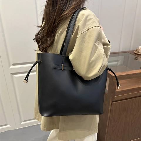 Vintage Bucket Bag For Women Large Capacity PU Leather Tote With Metal Twist Lock And Drawstring Retro Commuter Bag
