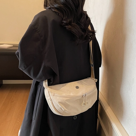 Bolso de Hombro de Nailon Ligero Informal para Mujer Forma de Media Luna Color Sólido Simple Crossbody Bolso Deportivo para Viajes Diarios