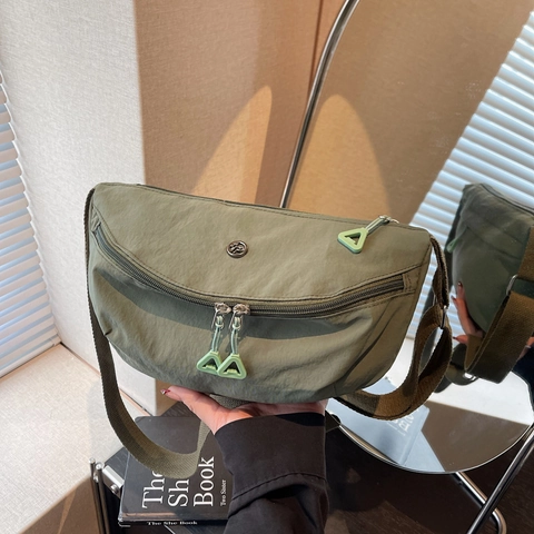 Bolso de Hombro de Nailon Ligero Informal para Mujer Forma de Media Luna Color Sólido Simple Crossbody Bolso Deportivo para Viajes Diarios