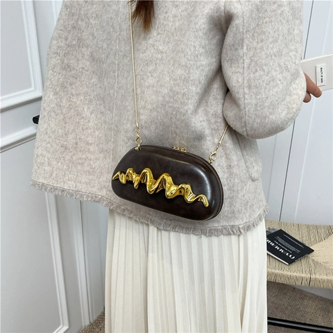 Sac À Épaule En Cuir PU Pour Femmes Avec Décoration Métallique Dorée Ondulée Bandoulière Chaîne Pochette De Soirée