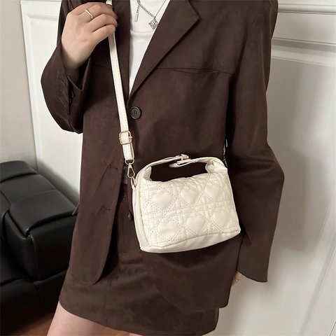 Sac à Épaule pour Femmes avec Motif de Cœur Matelassé Cuir PU Petit Sac Carré Bandoulière avec Serrure en Métal Élégant
