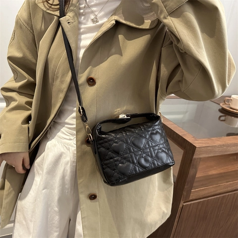 Hartvormig Doorgestikte Handtas Van PU-Leer Voor Dames Elegante Schoudertas En Crossbody Tas Retro Commuter Stijl Kleine Vierkante Tas