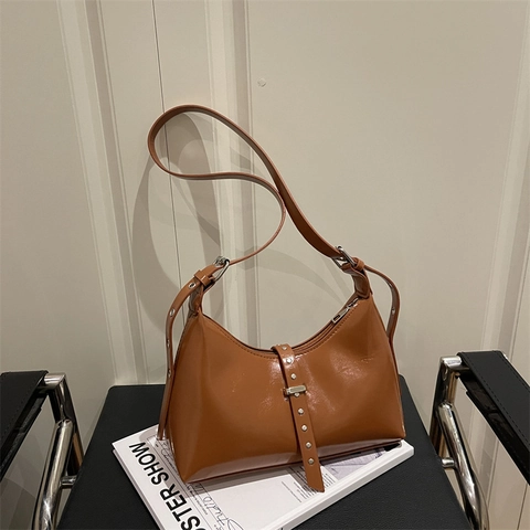 Borsa Sottobraccio in Pelle PU Lucida Vintage Per Donna Borsa a Spalla Semplice di Grande Capacità Hobo Con Rivetti