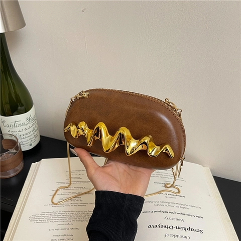 Sac À Épaule En Cuir PU Pour Femmes Avec Décoration Métallique Dorée Ondulée Bandoulière Chaîne Pochette De Soirée