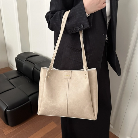 Women Large Capacity PU Leather Tote Bag Vintage Commuter Shoulder Bag With Rivets Solid Color Fashion Handbag For Daily Work