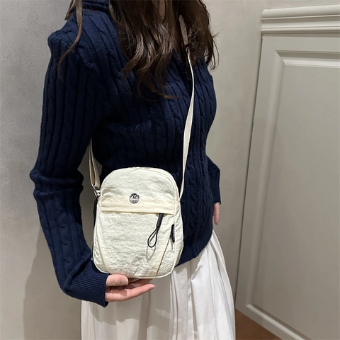 Bolso Bandolera Pequeño Cuadrado de Nylon para Mujer Tendencia Color Sólido Minimalista Con Insignia Metálica Correa Ajustable