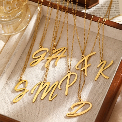Collier avec Pendentif Lettre Initiale A-Z en Acier Inoxydable pour Femme Bijoux de Chaîne de Clavicule Plaqués Or Argent Minimaliste