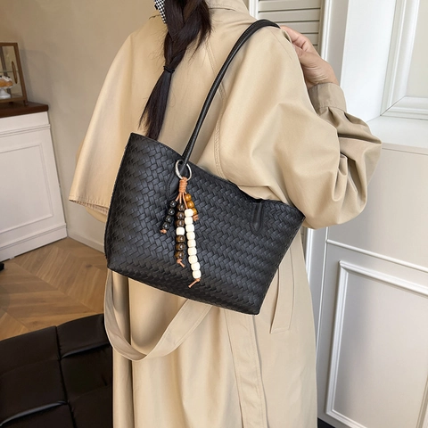 Gewebte PU Leder Tote Umhängetasche Für Damen Vintage Unterarmtasche Mit Innentasche Und Holzperlen-Anhänger Lässige Tägliche Handtasche