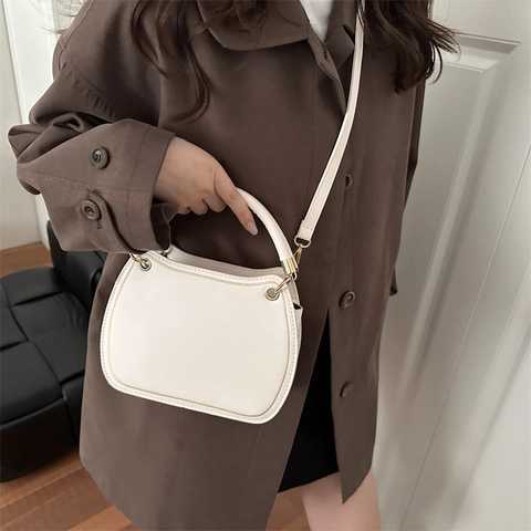 Damen PU Leder Satteltasche Einfarbig Vintage Schultertasche Mit Goldenem Metallring Handtasche Für Den Täglichen Weg
