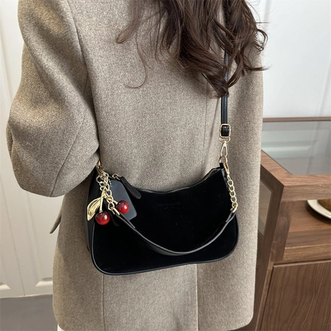 Damen Wildleder Halbmond Tasche Vintage Einfache Schulter Umhängetasche Mit Kirsch Anhänger Metallkette Riemen