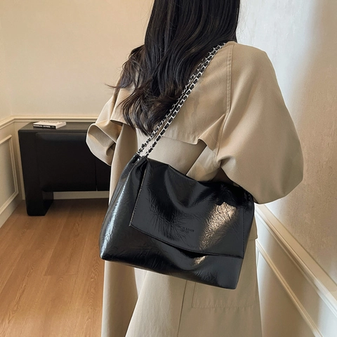 Borsa a Spalla da Donna Minimalista in Pelle PU Grande Capacità Borsa Tote Pieghettata Con Tracolla a Catena in Metallo Argento