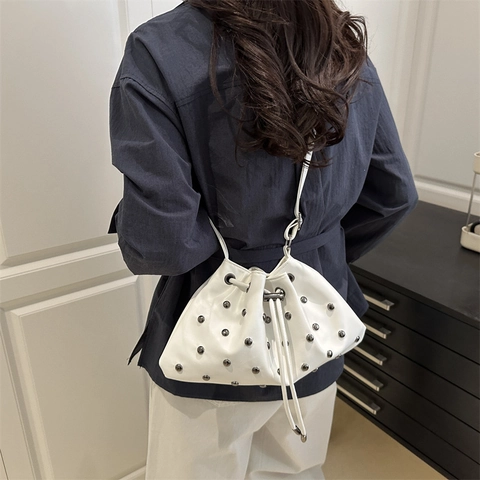 Damen Beuteltasche Mit Nieten Weiches PU-Leder Kordelzug Motorrad-Stil Umhängetasche Punk Retro Tägliche Handtasche