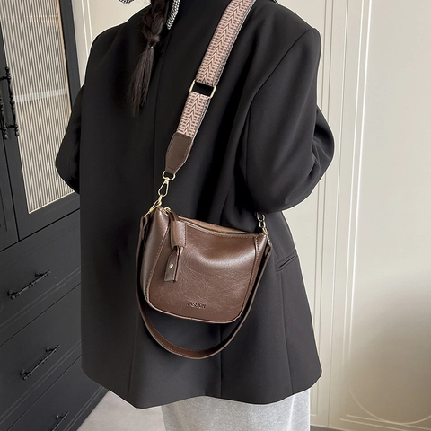 Dames Mode PU Leer Schoudertas Brede Jacquard Band Veelzijdige Crossbody Emmer Tas Retro Dagelijkse Handtas Voor Dames
