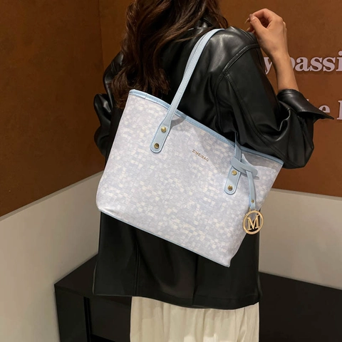 Dames Grote Capaciteit PU Lederen Tote Bag Mode Schaakbordpatroon Schoudertas Met Metalen Letter M Hanger Pendeltas Handtas