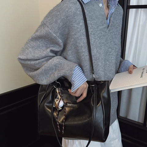 Bolso Tote de Cuero PU para Mujer Gran Capacidad Etiqueta de Letra Bolso de Hombro Con Colgante de Béisbol Bolso de Mano Casual Conmutar