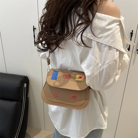 Damen Umhängetasche Quadratisch PU-Leder Süßer Hase Herz Patch Retro Nische Schultertasche Klappdeckel Verstellbarer Gurt Schick