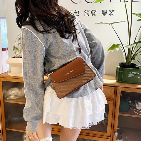 Women Small Square Crossbody Bag Retro PU Leather Woven Patchwork Flap Magnetic Closure Fashion Shoulder Handbag