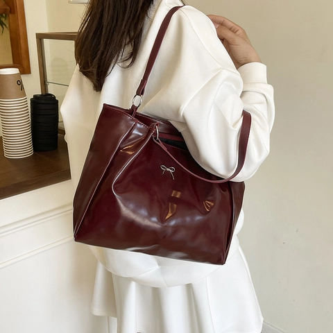 Dames Glanzende PU Leren Tote Tas Grote Capaciteit Minimalistische Schoudertas Met Metalen Strik Decoratie Mode Okseltas
