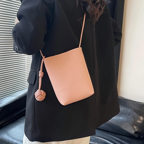 Borsa a Tracolla da Donna Minimalista in Pelle PU Martellata Piccola Borsa per Cellulare Quadrata Verticale Con Tracolla Decorativa a Sfera Annodata
