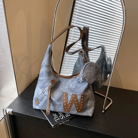 Sac à Épaule Vintage Grande Capacité pour Femmes Rétro en Similicuir PU Sac Hobo Avec Rivets Patch Lettre Et Petit Porte-monnaie