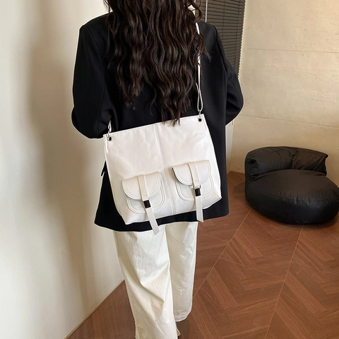 Sac À Épaule En Cuir PU Vintage Pour Femmes Sac Bandoulière Grande Capacité Avec Deux Poches Avant Style Biker Chic Coréen