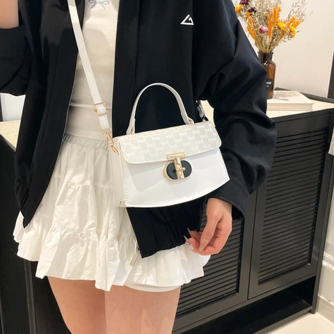 Chique Dames Kleine Vierkante Schoudertas PU Leer Crossbody Tas Met Logo Reliëf Flap En Metalen Gesp Stijlvolle Mode Handtas