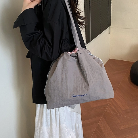 Bolso Tote de Nailon Casual para Mujer Gran Capacidad Bolso de Hombro con Cordón Forro Rosa en Contraste Ligero