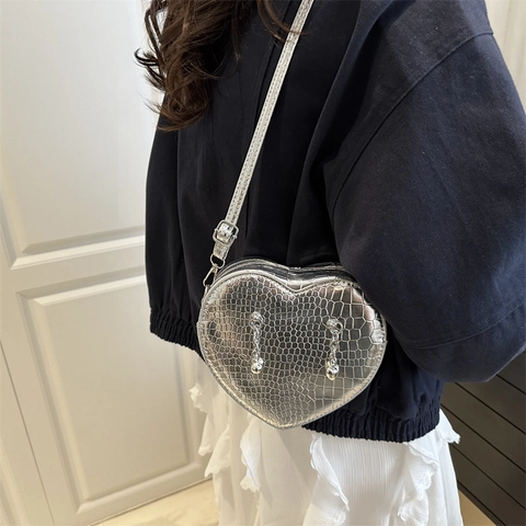 Bolso de Hombro con Forma de Corazón en Relieve de Cocodrilo para Mujer Cadena de Metal Colgante de Corazón Elegante Bolso Soberaco de Cuero PU Bandolera Diaria
