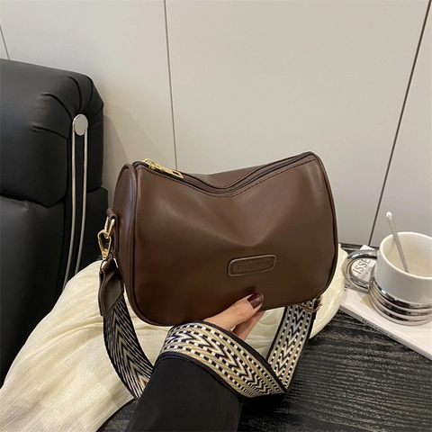 Women Retro PU Leather Crossbody Bag With Wide Geometric Strap Fashion Casual Shoulder Bag Zipper Closure