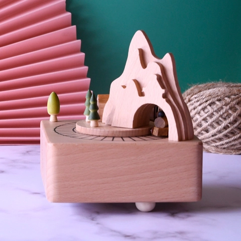 Houten Muziekdoos Beukenhout Wind Up Mechanisch Draaiende Trein Berglandschap Bureau Decoratie Verjaardagscadeau