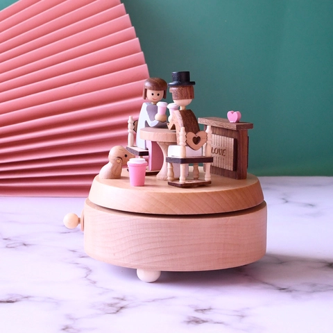 Beechwood Rotating Mechanical Music Box Handcrafted Couple Animal Scene Decorative Desk Ornament Valentine Birthday Gift