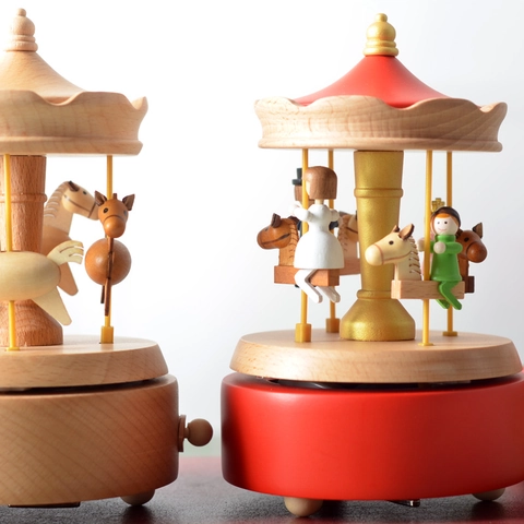 European Beech Wood Carousel Music Box Wind Up Clockwork Rotating Wooden Musical Ornament For Birthday Holiday Home Decor
