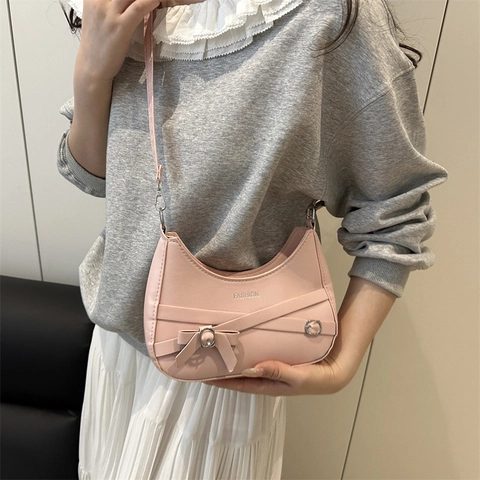 Sac à Épaule Demi-Lune en Cuir PU pour Femmes Mode Impression de Lettres Sac Bandoulière Avec Bandoulière Réglable Boucle Métal
