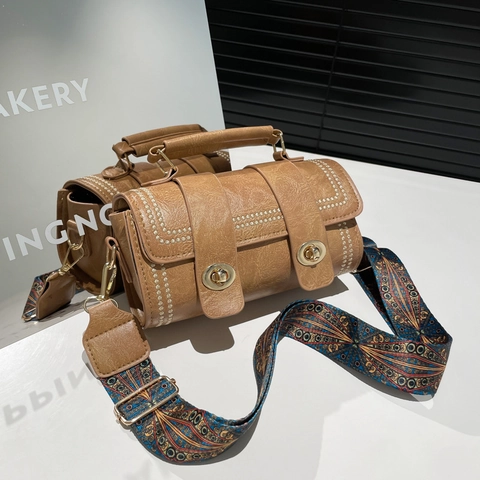 Vintage Τσάντα Boston Crossbody PU Δέρμα Φαρδύ Ethnic Λουρί Ώμου Διπλή Περιστροφική Κλειδαριά Διακόσμηση Με Πριτσίνια