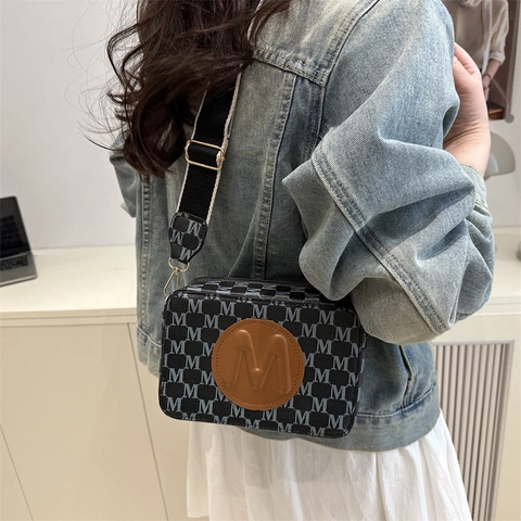 Dames Retro Monogram Crossbody Tas Mode Letter M Print Kleine Vierkante Camera Tas Met Brede Schouderband PU Leer